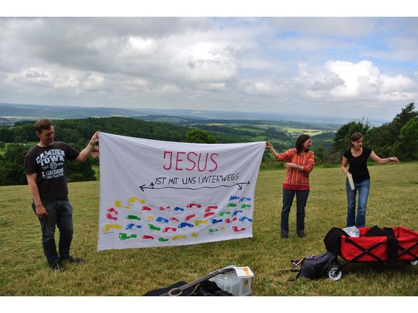 Fußabdrücke aller Kinder beim Berggottesdienst